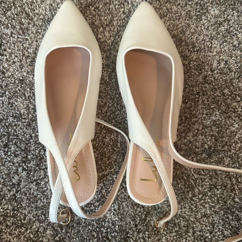 NWOT Lulu’s bridal white closed toe pearl flata